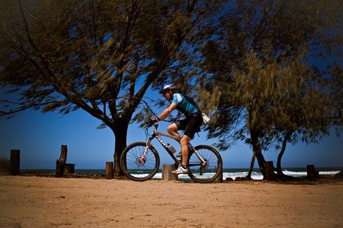 Atletas de todos os cantos do Brasil enfrentaram 90 km de corrida, mountain bike e canoagem, cruzando a ilha de Sul a Norte, no sábado (19). Catarinense Daniel Meyer foi o campeão geral e Camila Nicolau, de São Paulo, foi a mulher mais rápida / Foto: Denny Sach/Divulgação